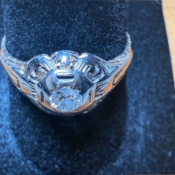 Art Deco from the 1920-30s
Antique 18kt white gold Women's Ring 7 1/2 has video - Picture 8 of 17